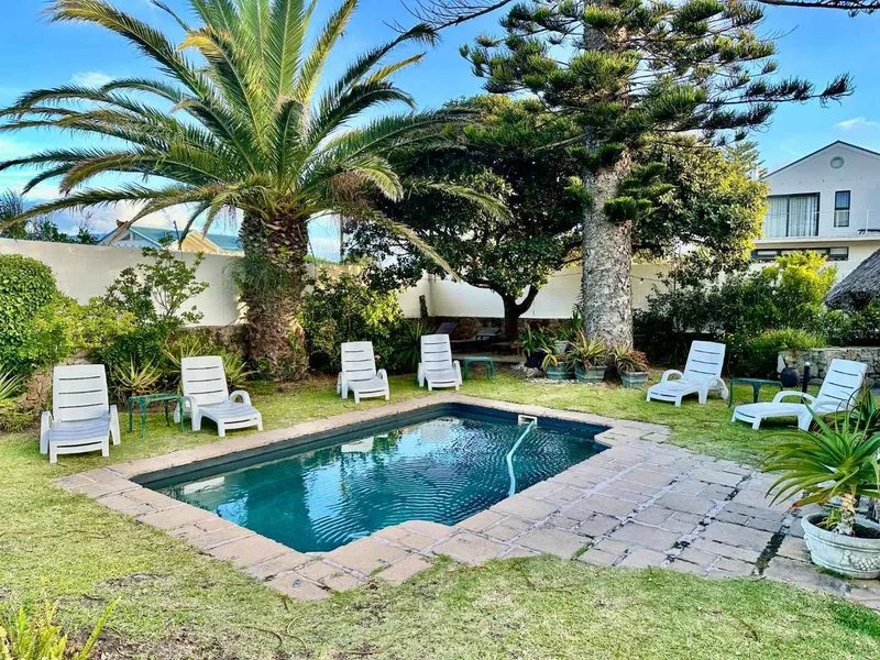 Coastal Charm: Thatched Westcliff Home with 7 En-suites