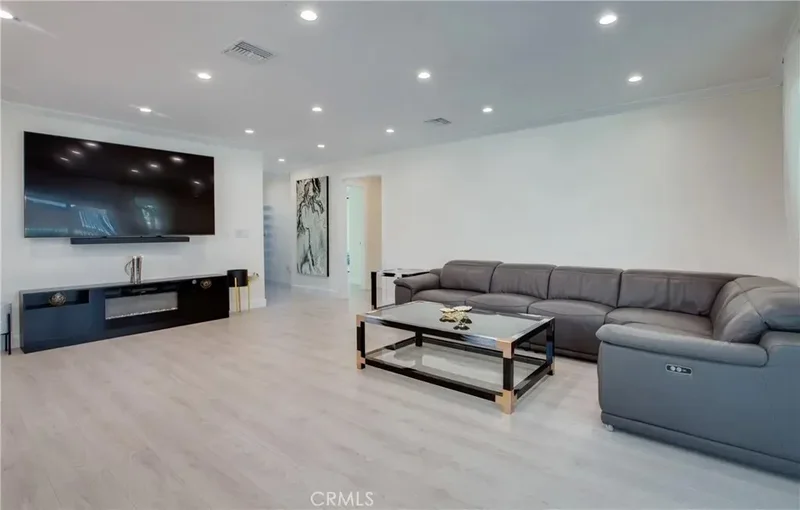 17011 Burton Street, Los Angeles, California, United States. - Photo 4