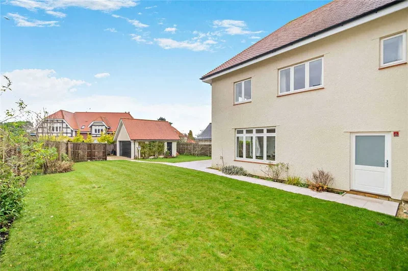 Sussex Avenue, Harrogate, England, United Kingdom. - Photo 13