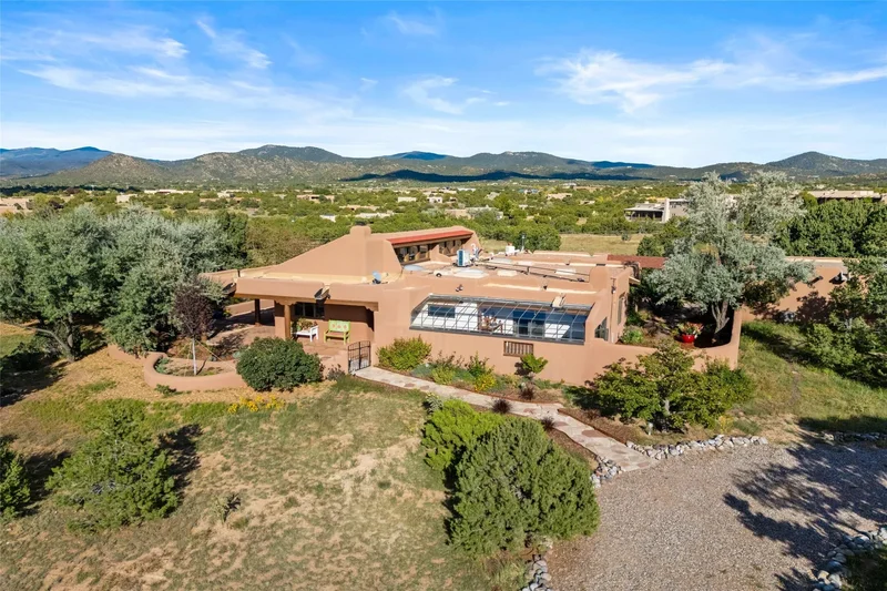 31 Calle Cantando, Santa Fe, NM 87508, Santa Fe, New Mexico, United States. - Photo 12
