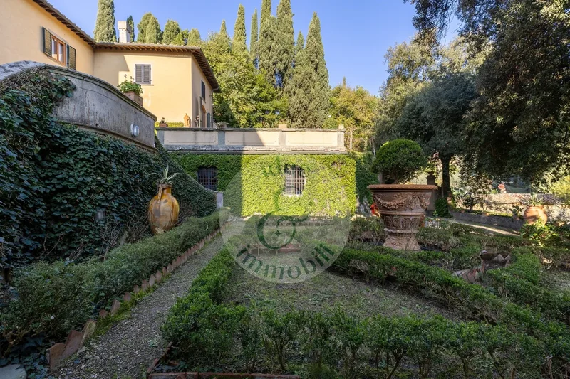Historical Villa in prestigious location near Piazzale Michelangiolo