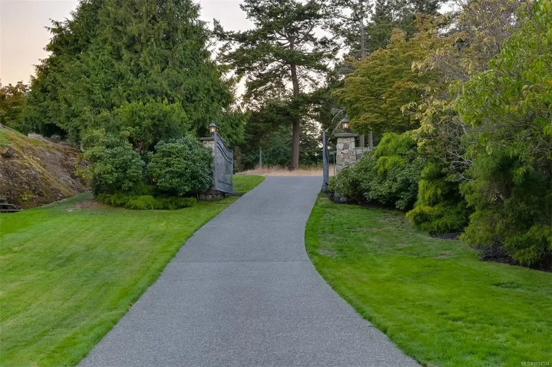 2807 Arbutus Rd, Saanich, British Columbia, Canada. - Photo 13