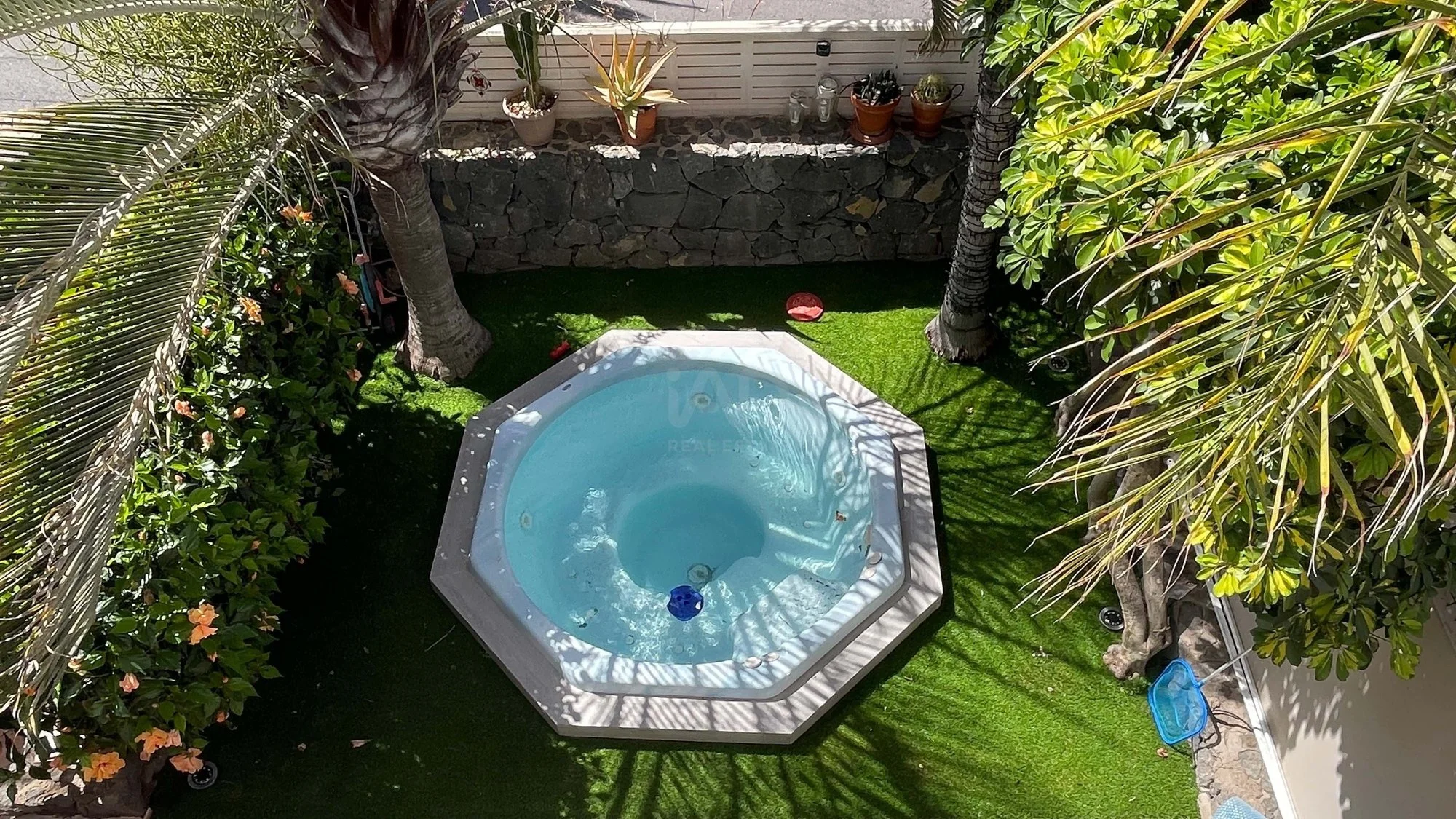 Exterior photo 8