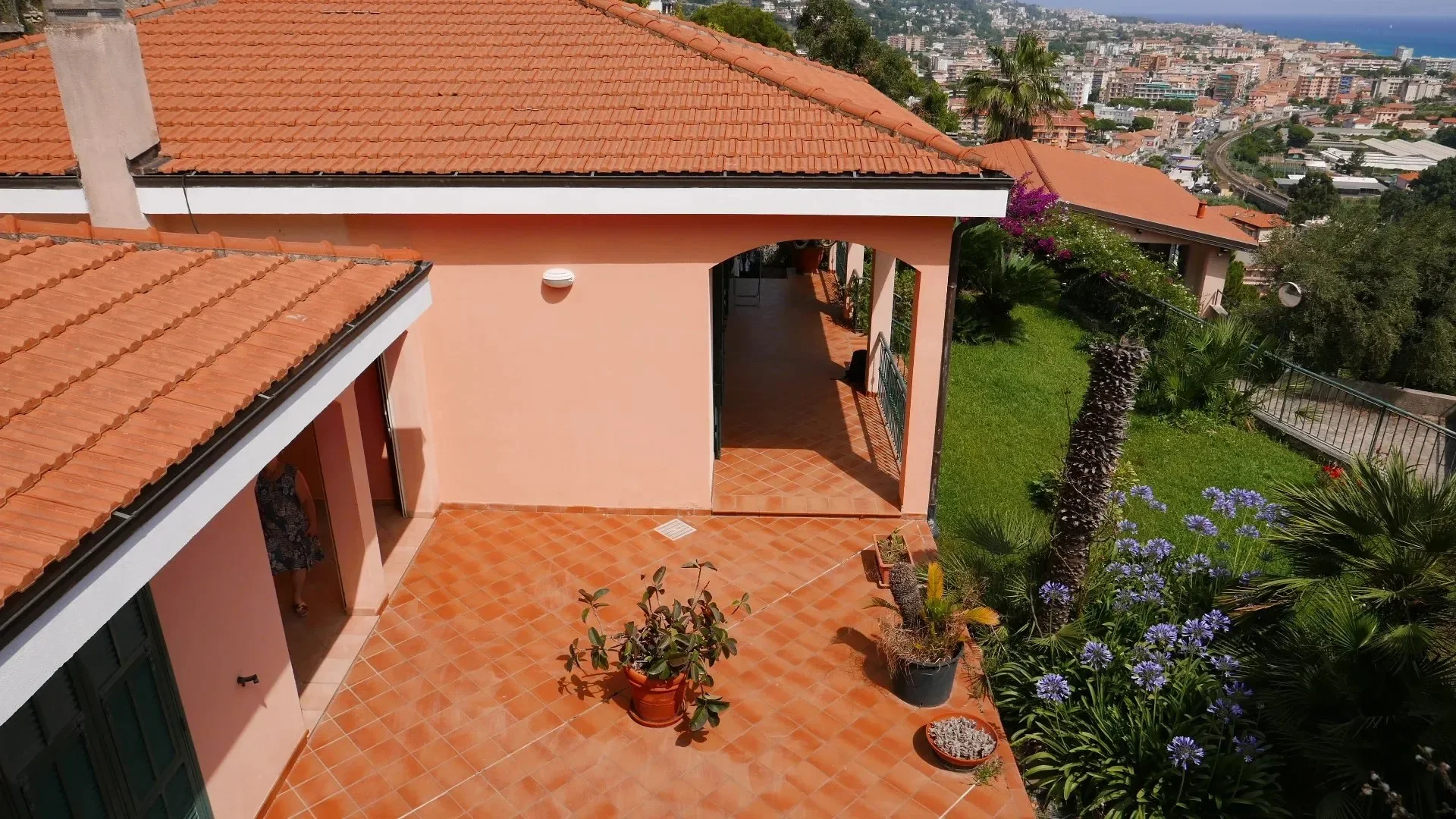 Exterior photo 5