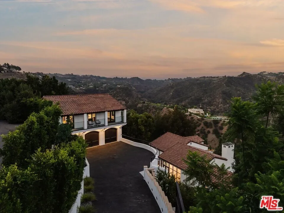1648 Summitridge Drive, Beverly Hills, California, United States. - Photo 12