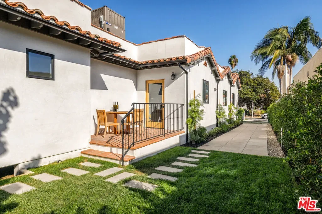 913 S Mullen Avenue, Los Angeles, California, United States. - Photo 8