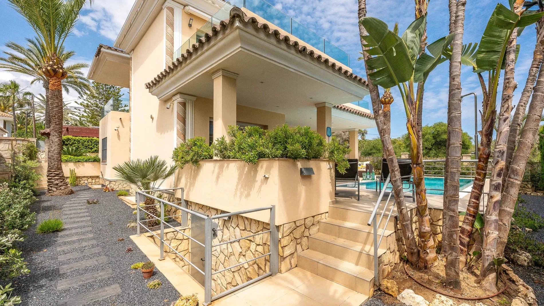 Exterior photo 9