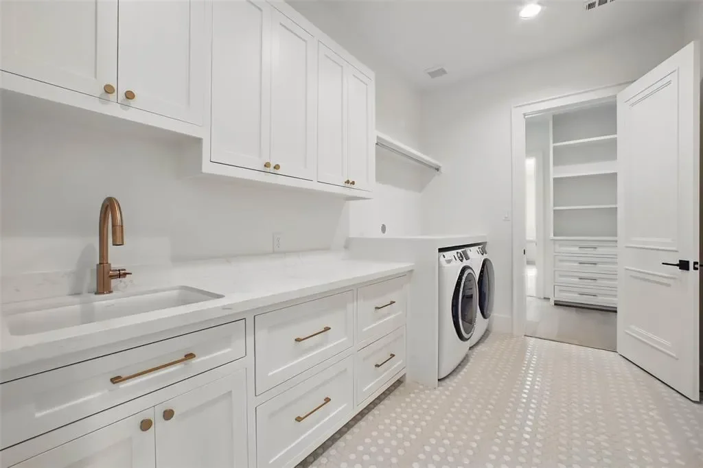 8619 Cedarbrake Drive, Spring Valley Village, Texas, United States. - Photo 22
