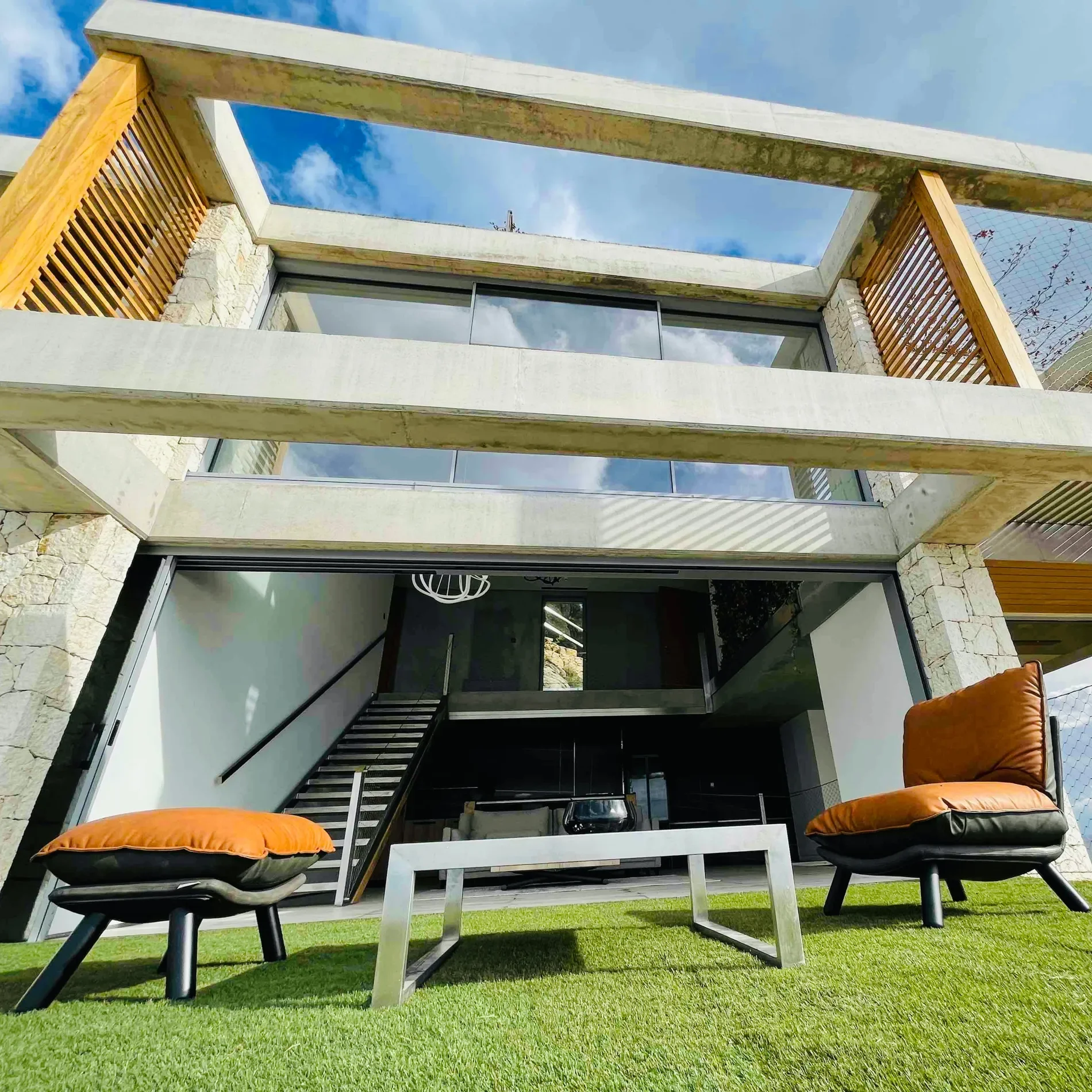 Exterior photo 1