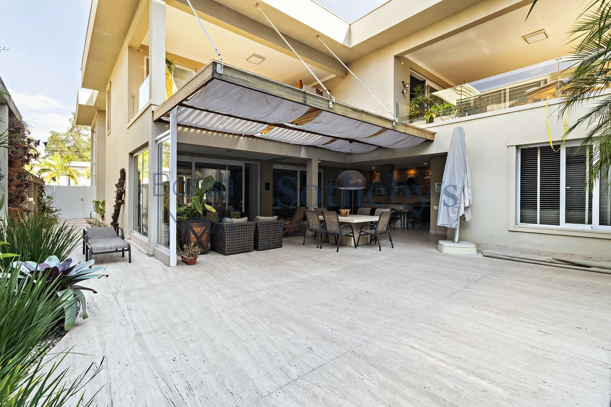 Exterior photo 4