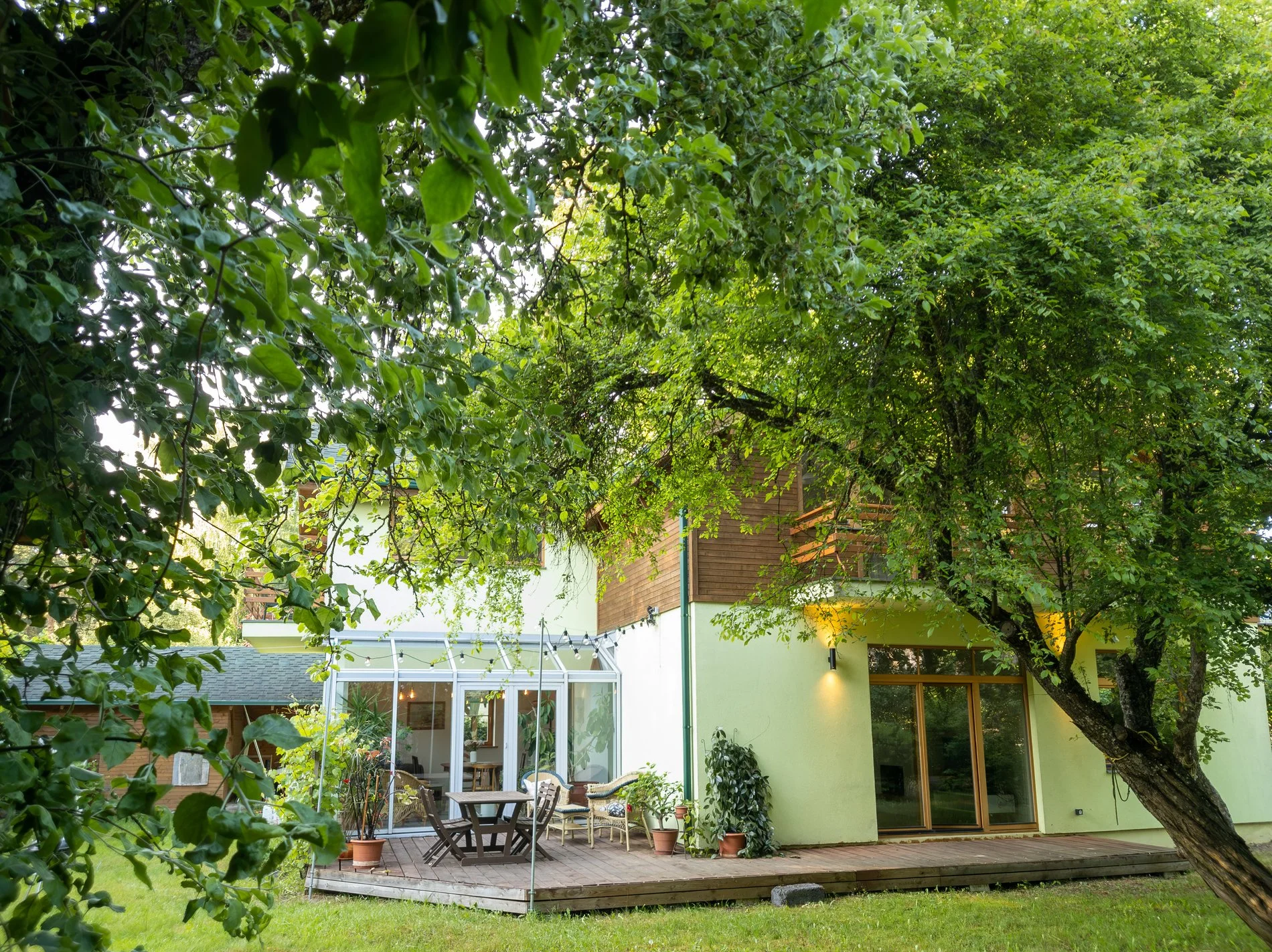 Exterior photo 1