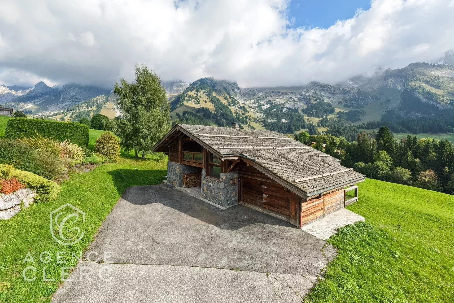La Clusaz, Auvergne-Rhône-Alpes, France. - Photo 4