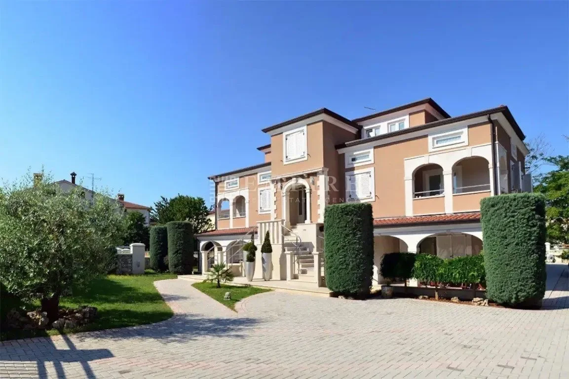 Exterior photo 4