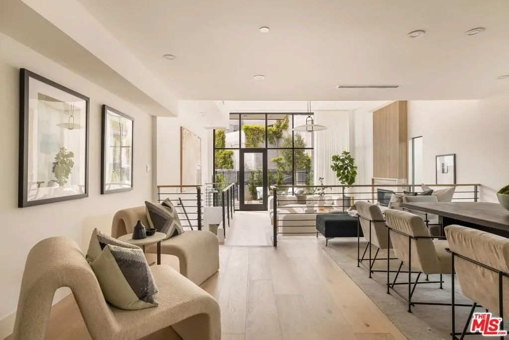 922 N West Knoll Drive, Los Angeles, California, United States. - Photo 12