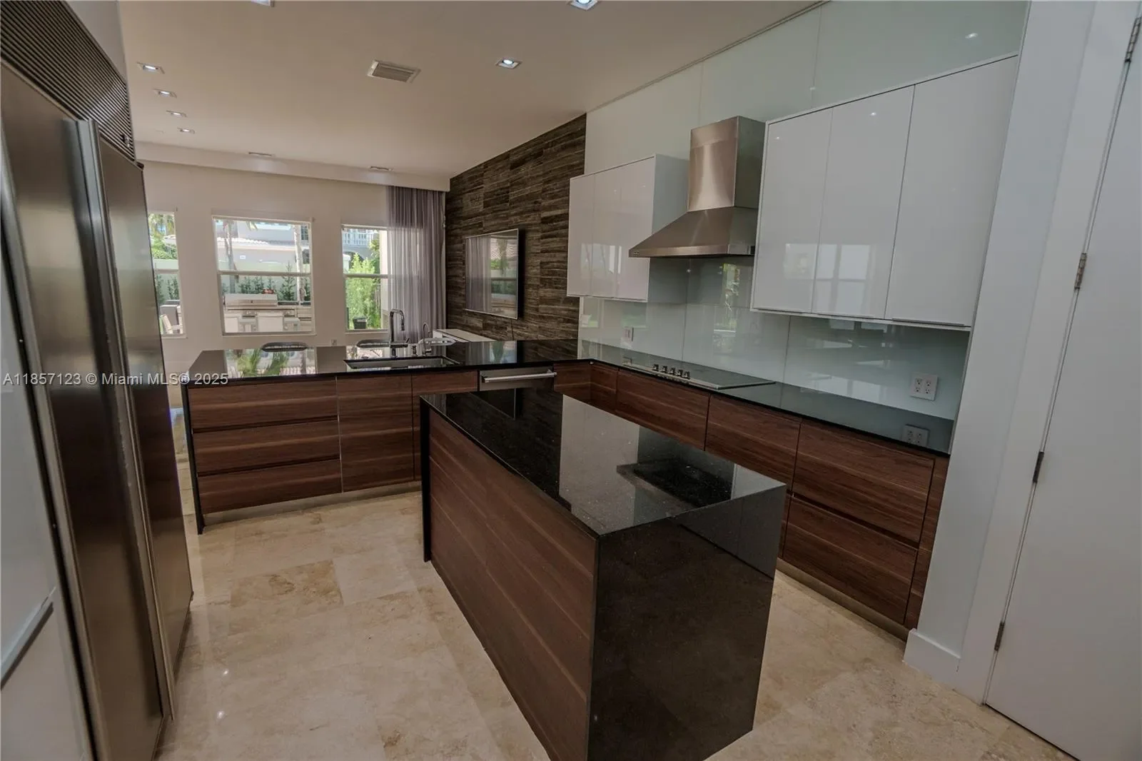822 Meridian Ln, Hollywood, Florida, United States. - Photo 13