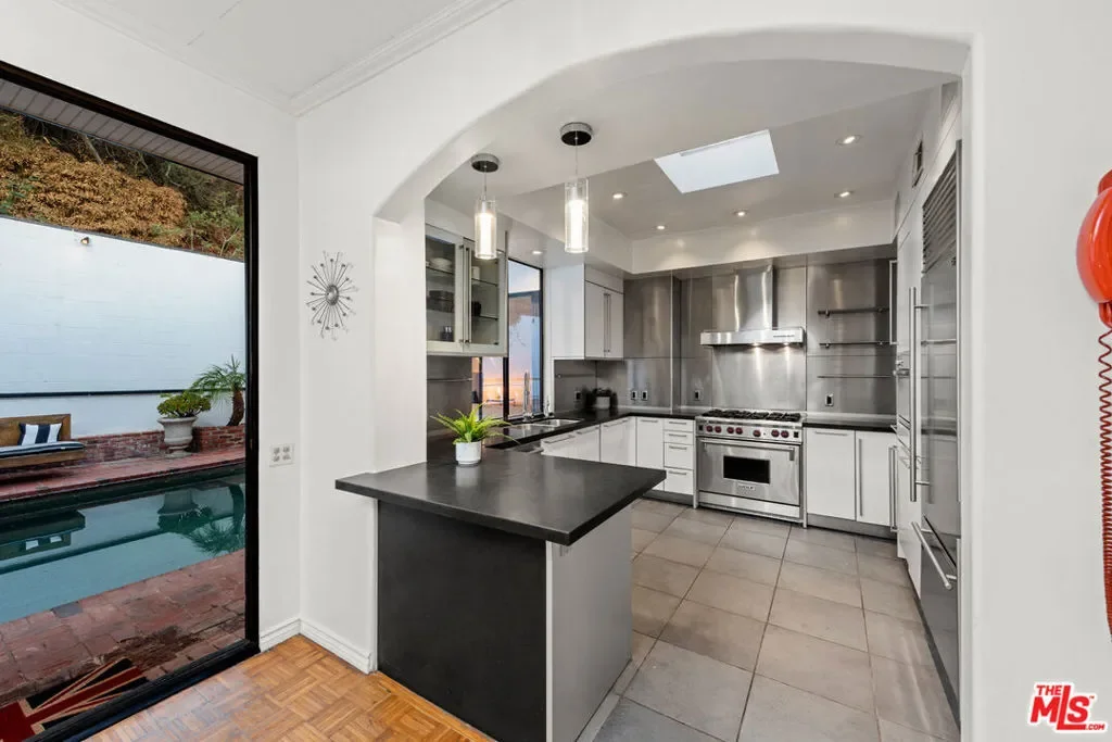 1790 Viewmont Drive, Los Angeles, California, United States. - Photo 3