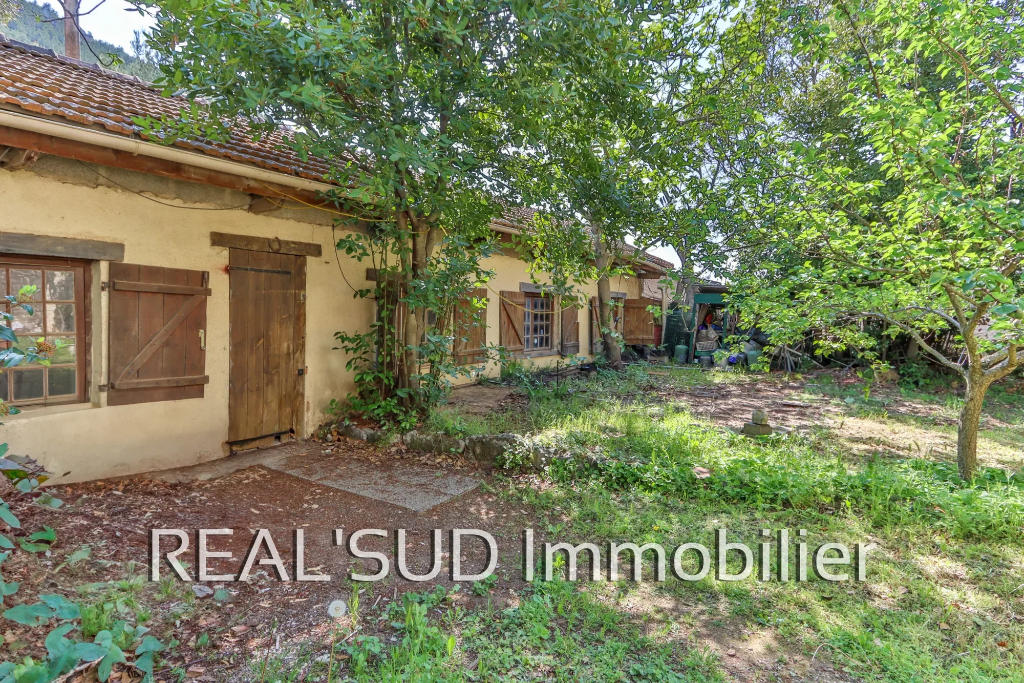 Exterior photo 4