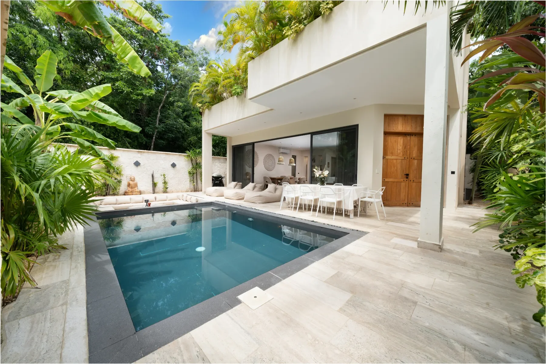 Exterior photo 1