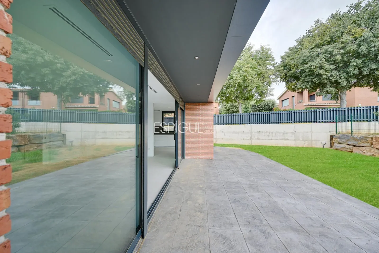 Exterior photo 8