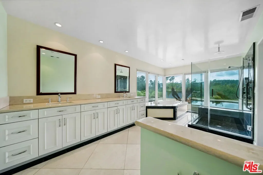15901 High Knoll Road, Los Angeles, California, United States. - Photo 18