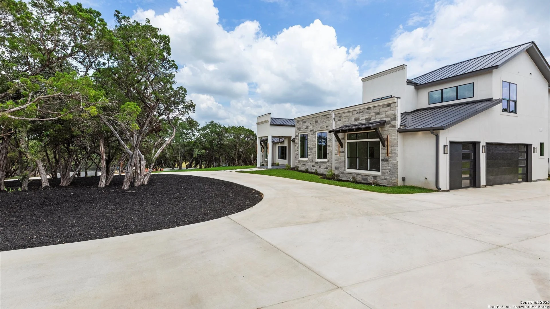 Exterior photo 3