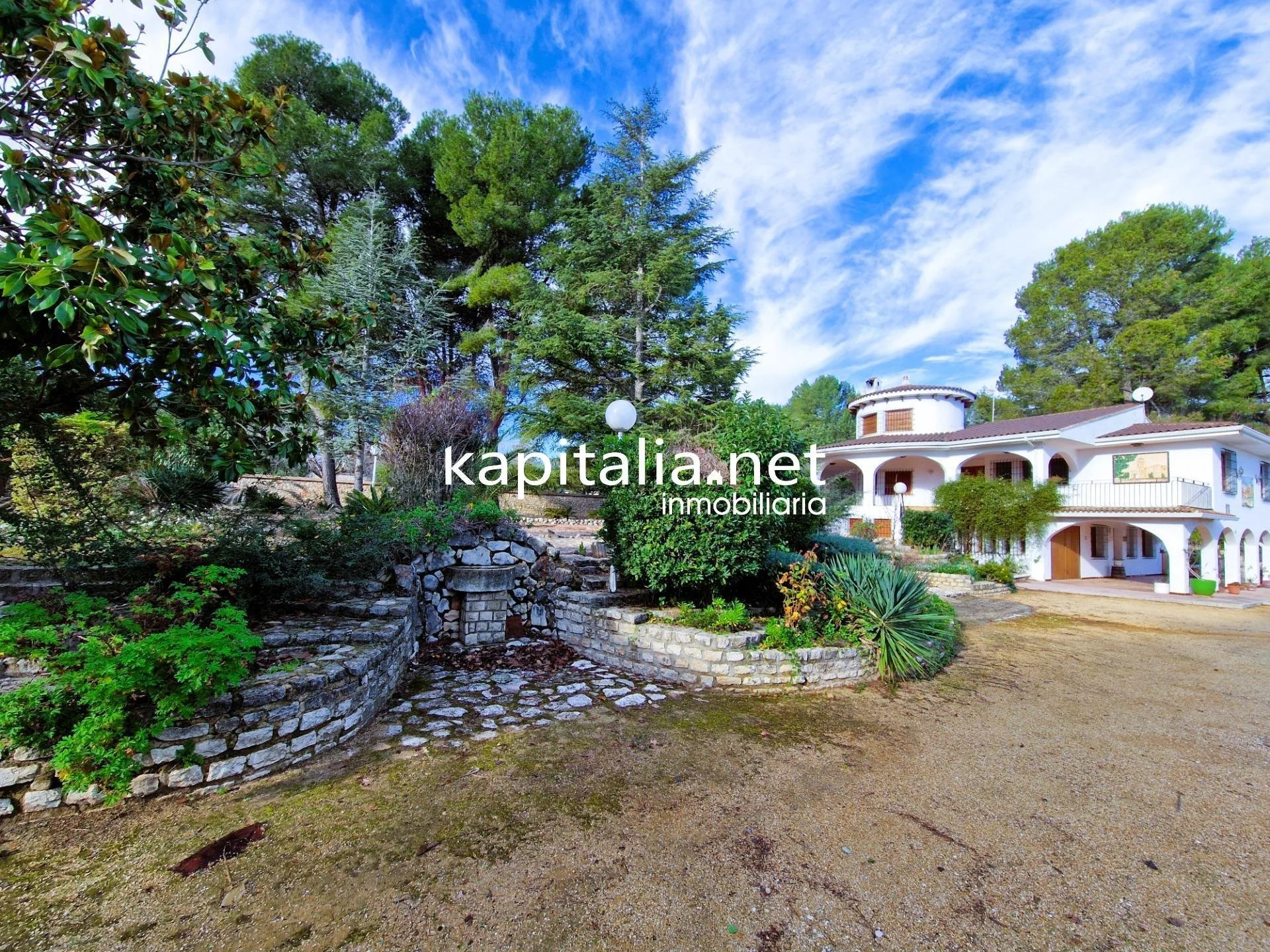 Exterior photo 4