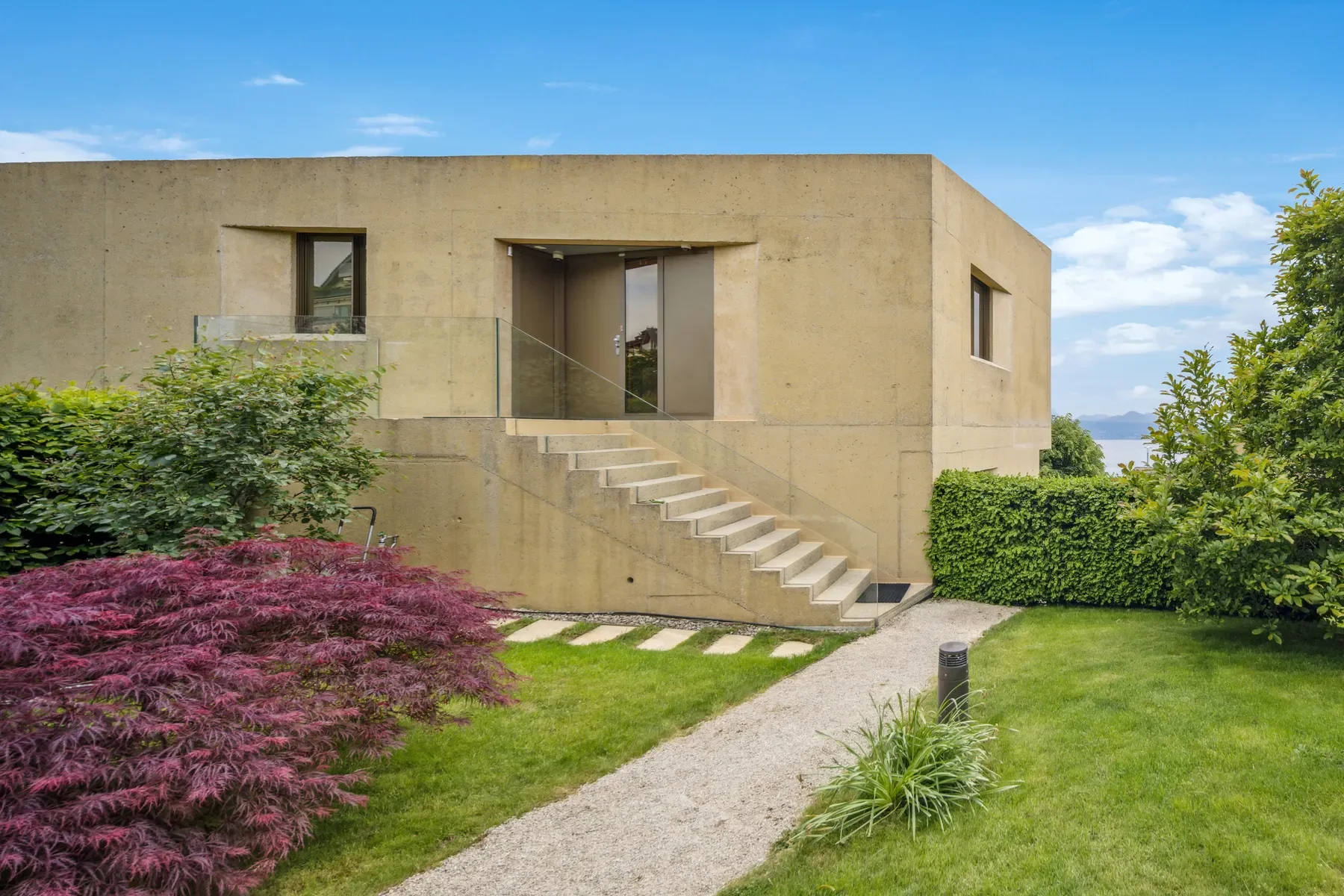 Exterior photo 1