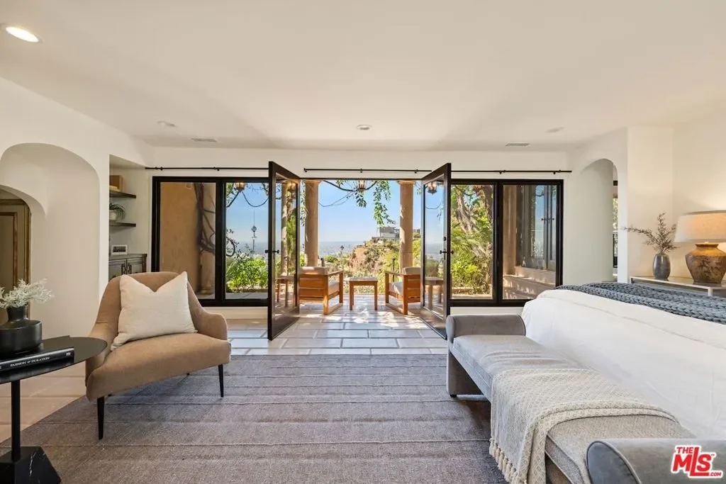 6930 Oporto Drive, Los Angeles, California, United States. - Photo 3