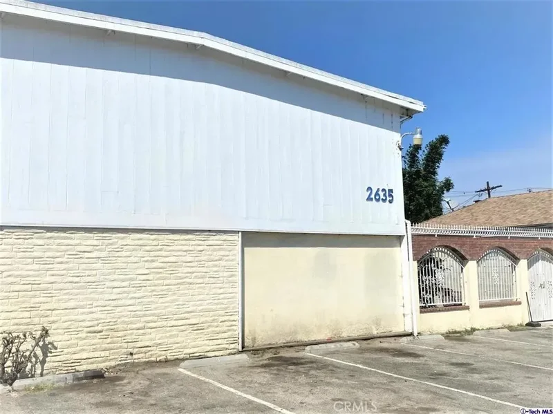 2635 S Cloverdale Avenue, Los Angeles, California, United States. - Photo 2