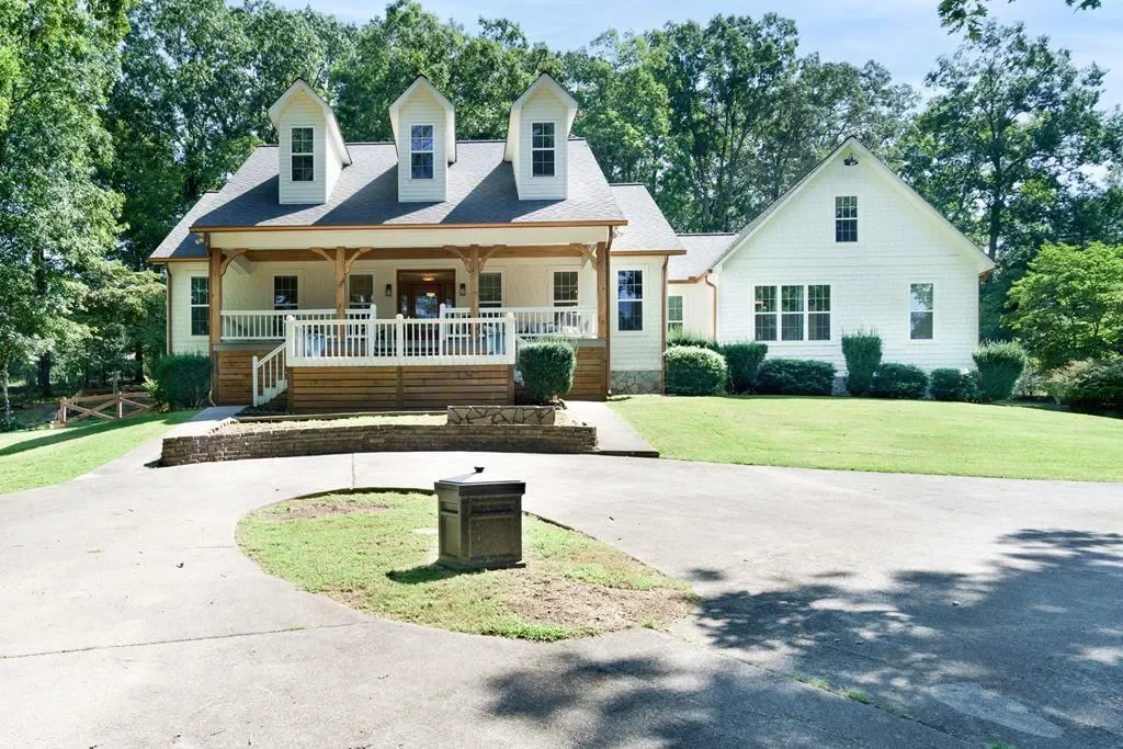 211 W Oakcrest Drive, Blue Ridge, Georgia, United States. - Hero Image