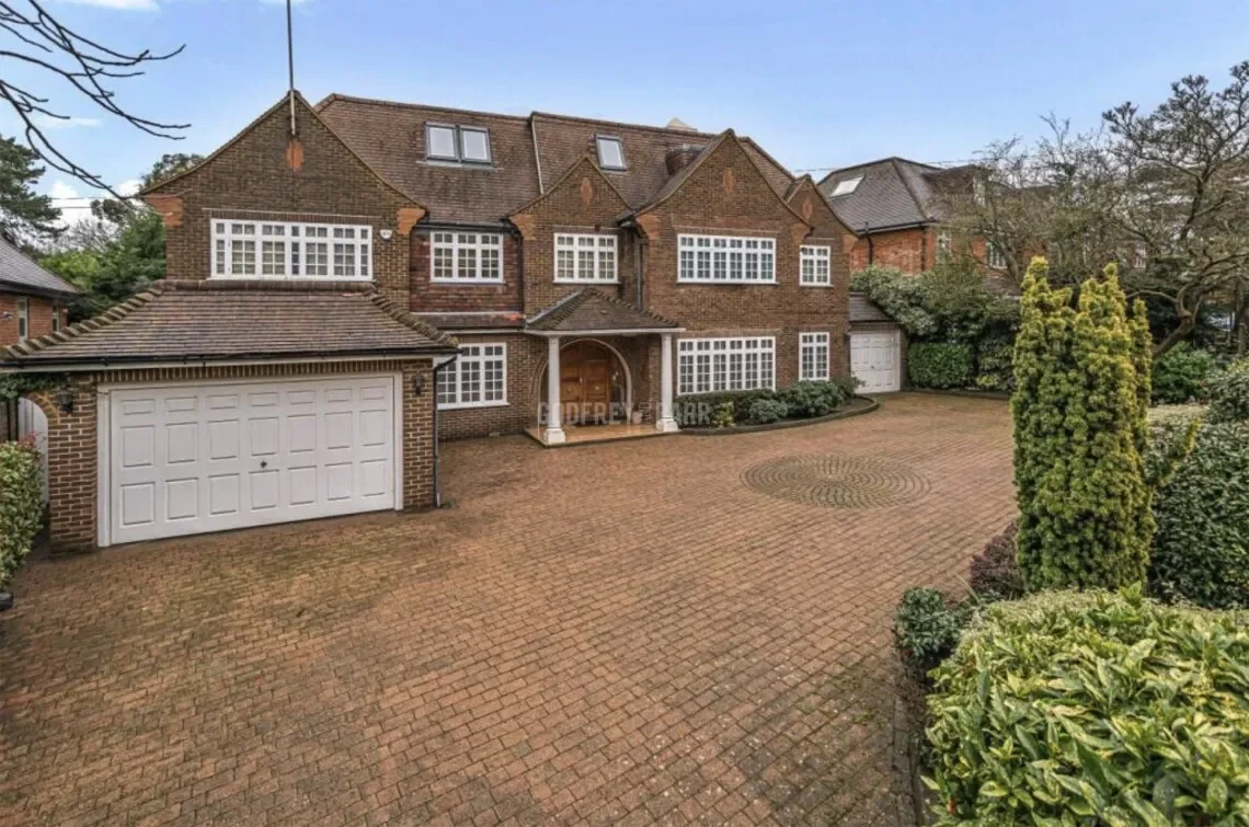 Grange Avenue, London, England, United Kingdom. - Photo 4