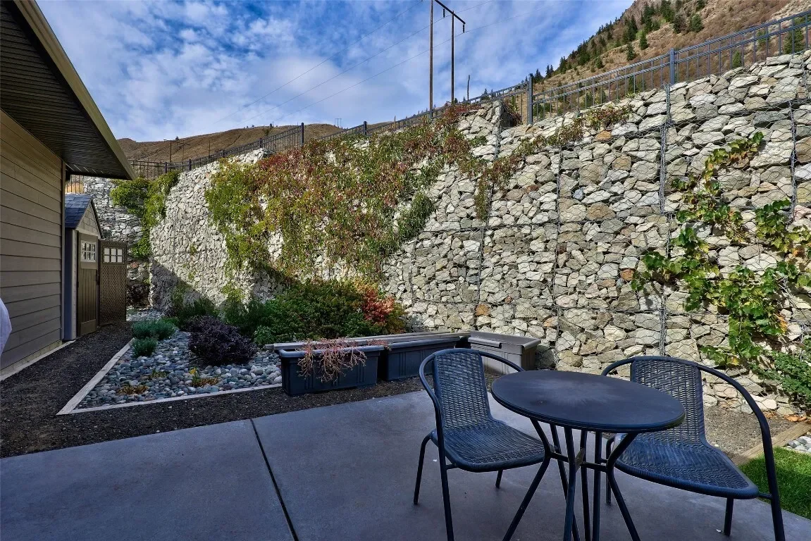Exterior photo 4