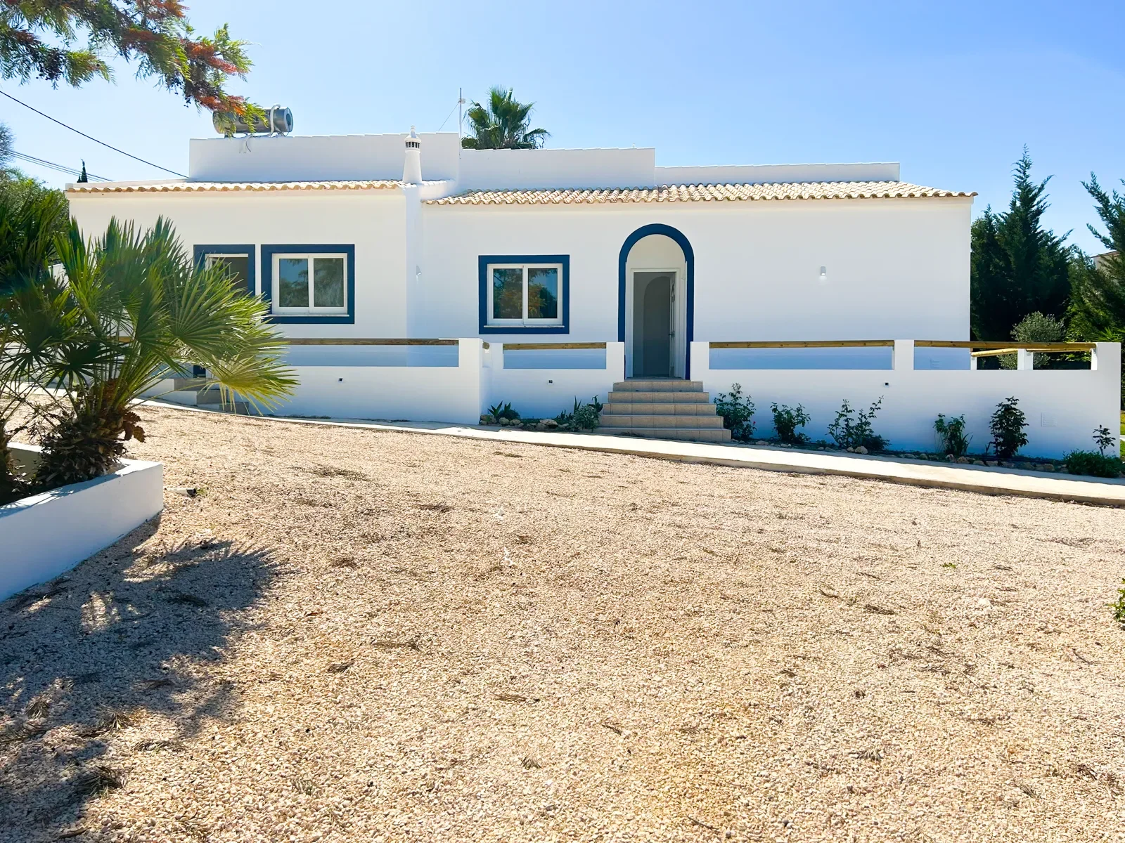 Exterior photo 8
