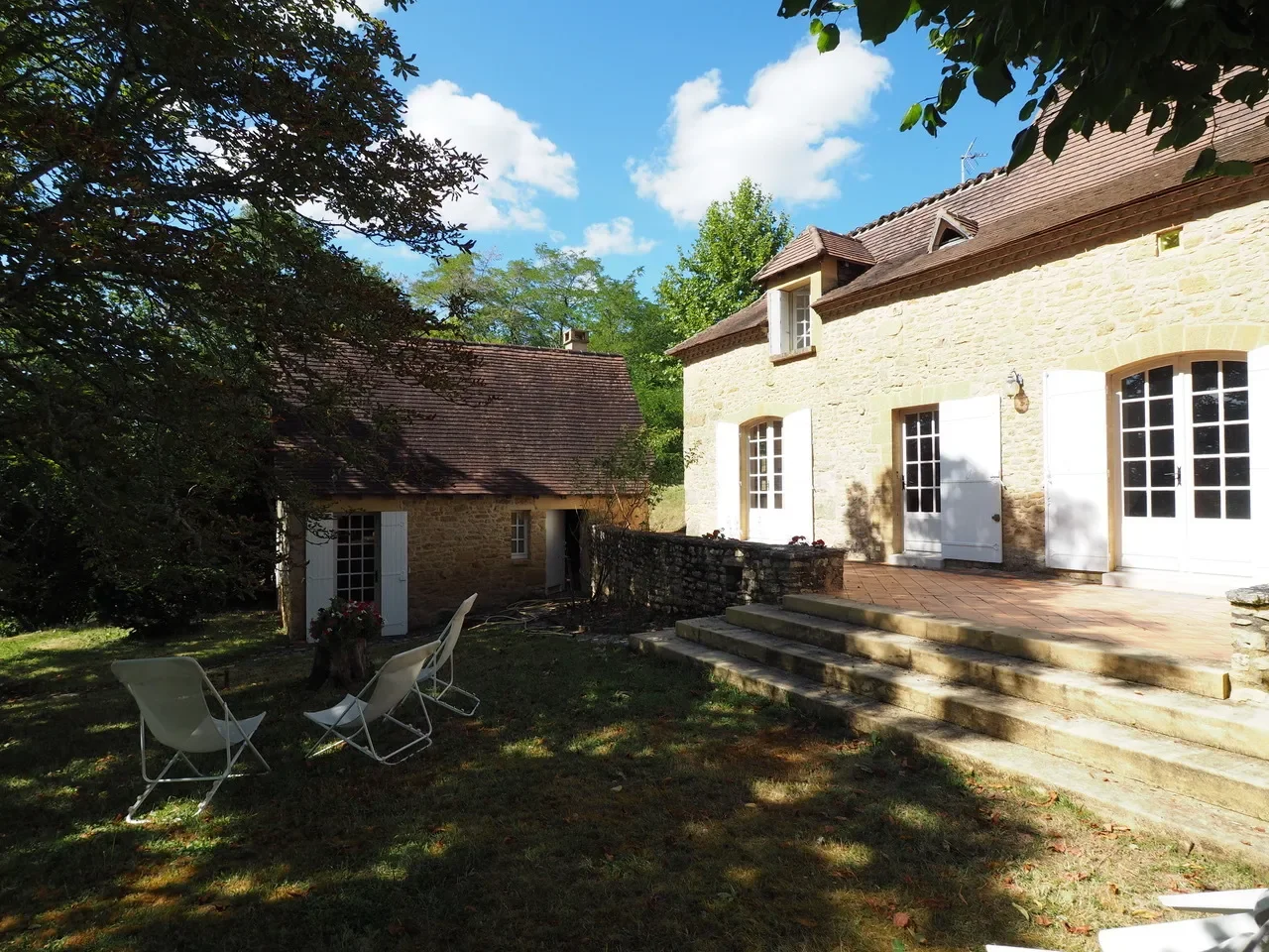 Exterior photo 5