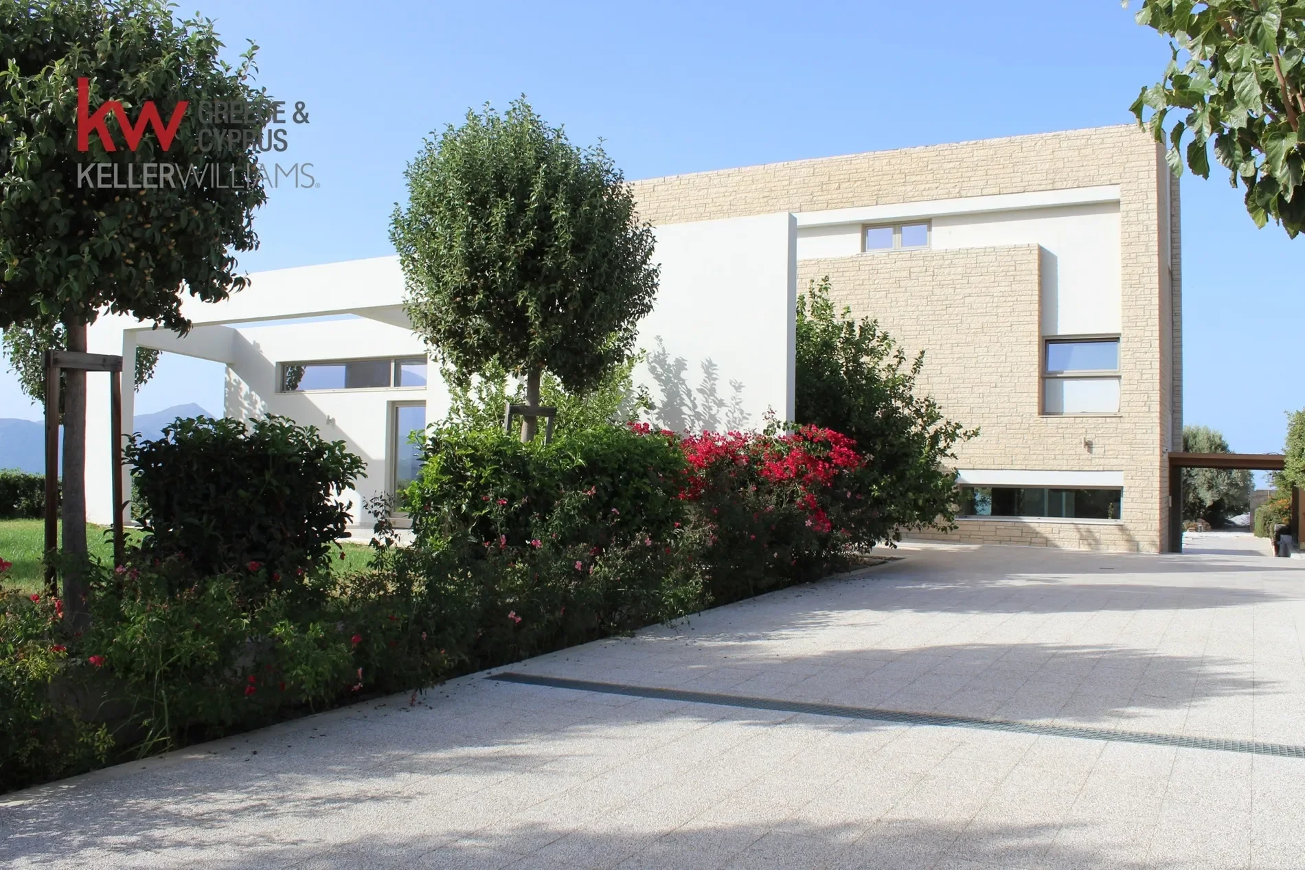 Exterior photo 4
