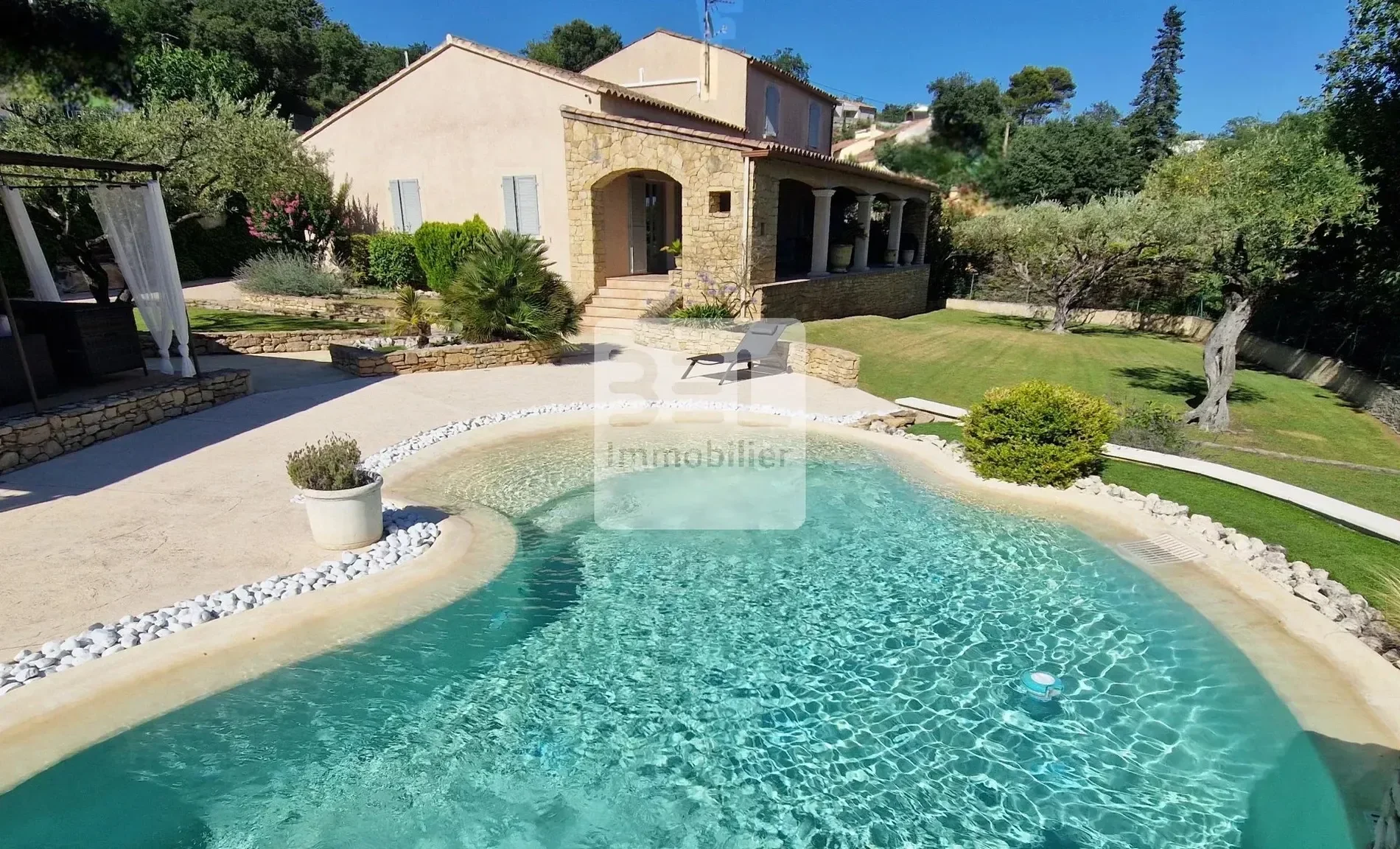 Exterior photo 4