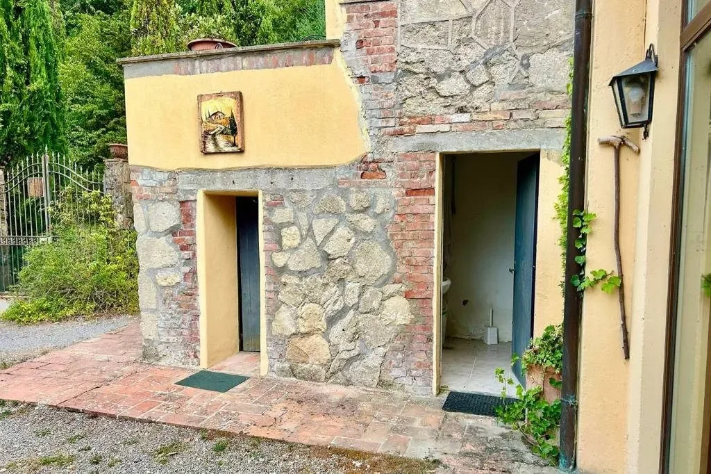 Exterior photo 6