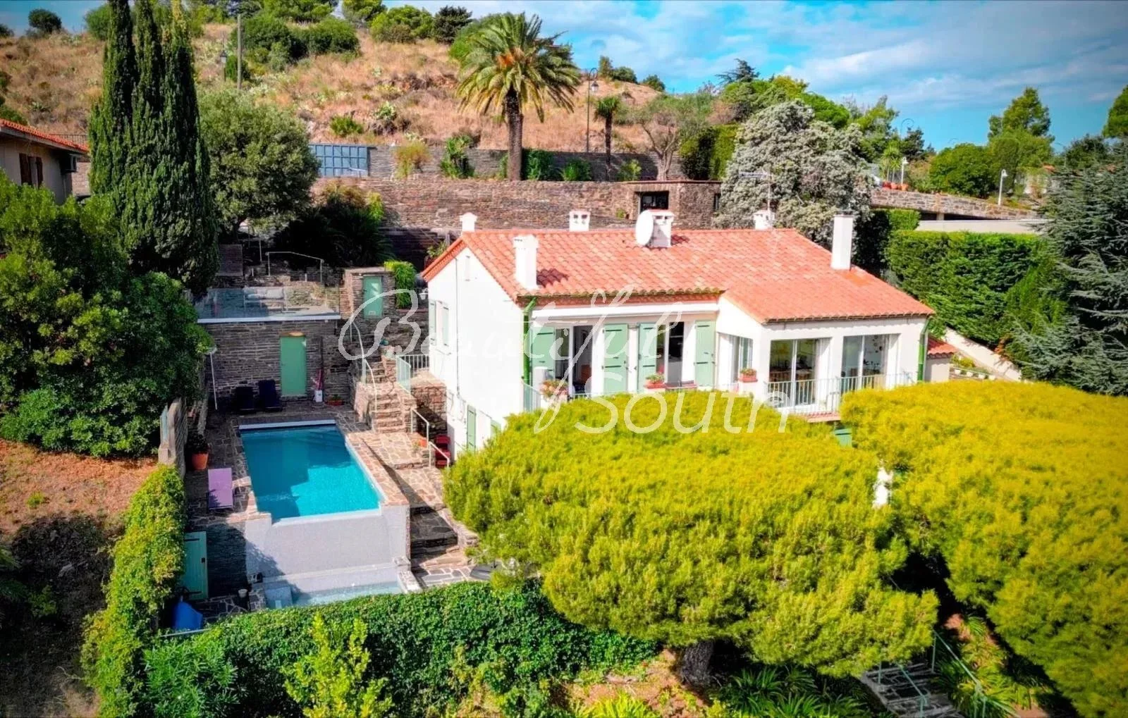 Exterior photo 4