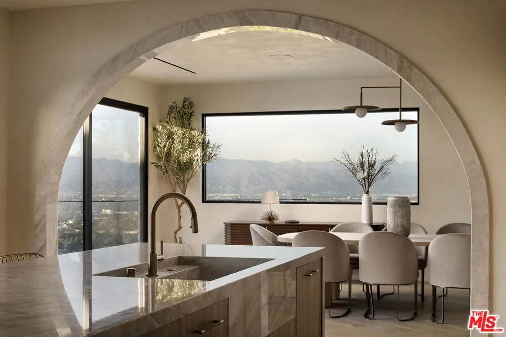 16401 Mulholland Drive, Los Angeles, California, United States. - Photo 19