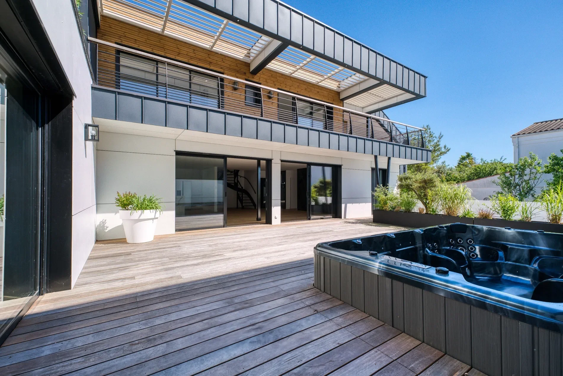 Exterior photo 6