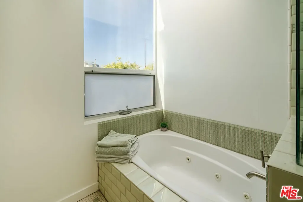 302 S Venice Boulevard, Los Angeles, California, United States. - Photo 41