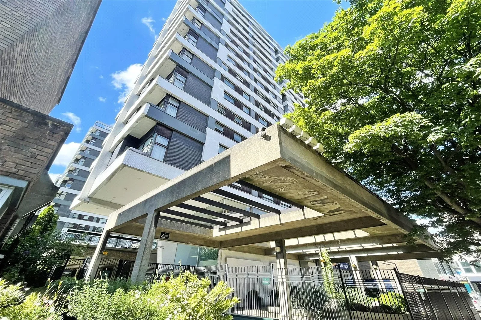 Exterior photo 2