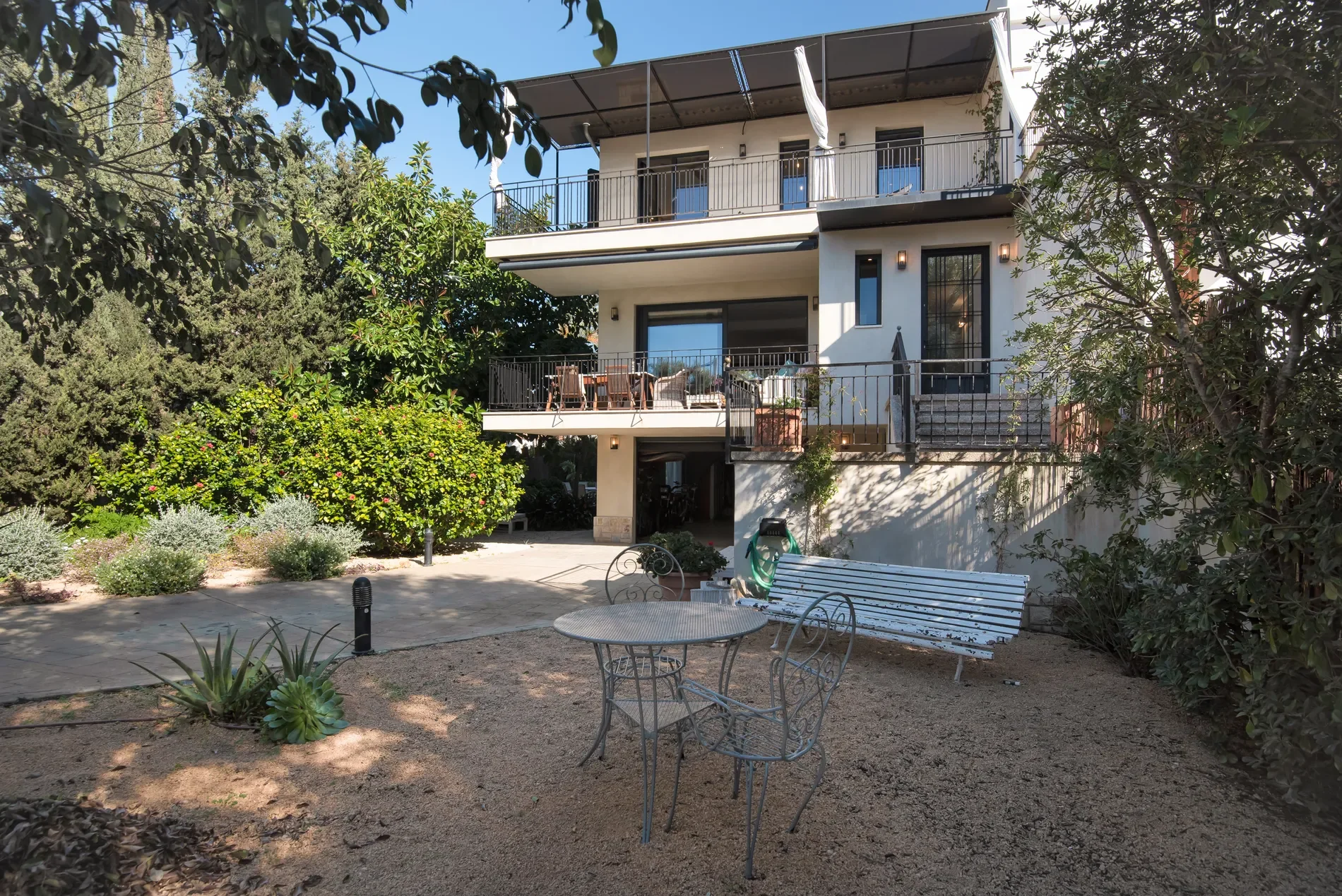 Exterior photo 2