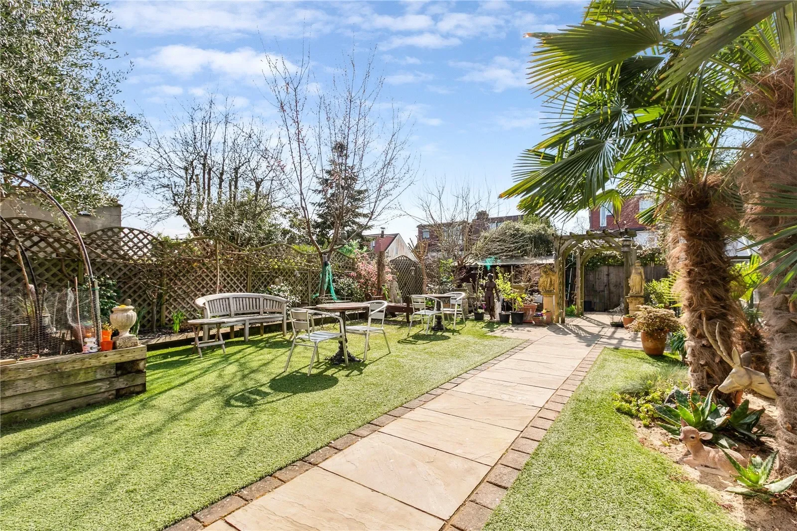 Ellerton Road, London, London, England, United Kingdom. - Photo 6