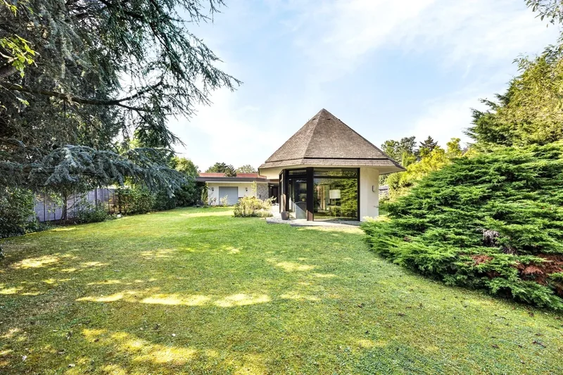 Exceptional bungalow with expansion potential on a dream plot