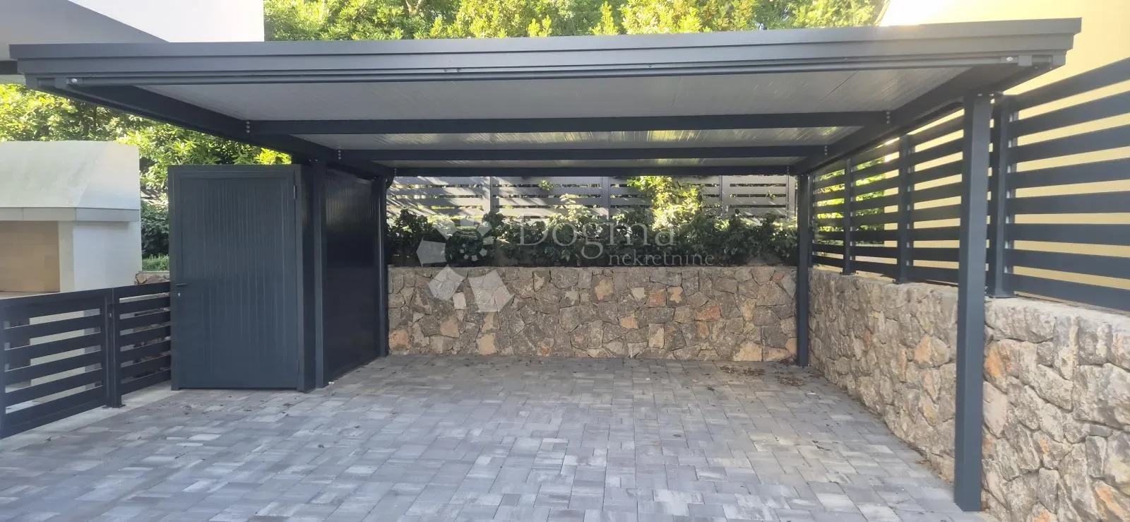 Exterior photo 3