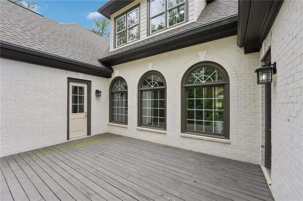 Exterior photo 7