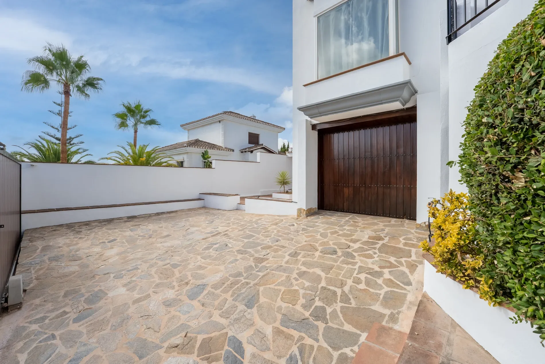 Exterior photo 7