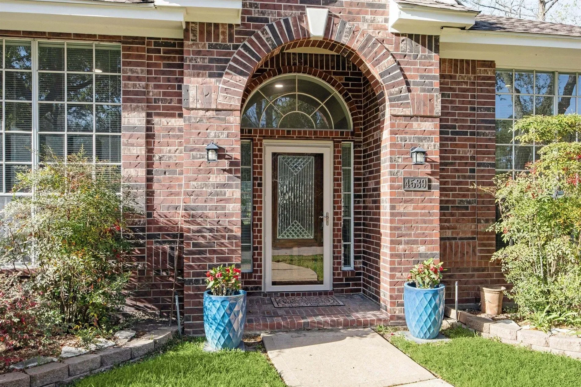 Exterior photo 4