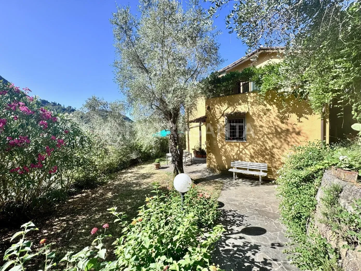 Exterior photo 6